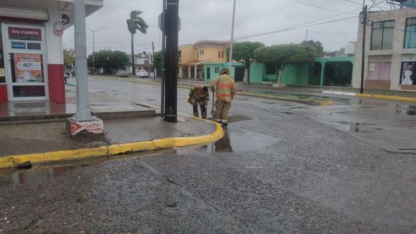 image-18 Bomberos Veteranos de Los Mochis realizan labores de limpieza de alcantarillas.