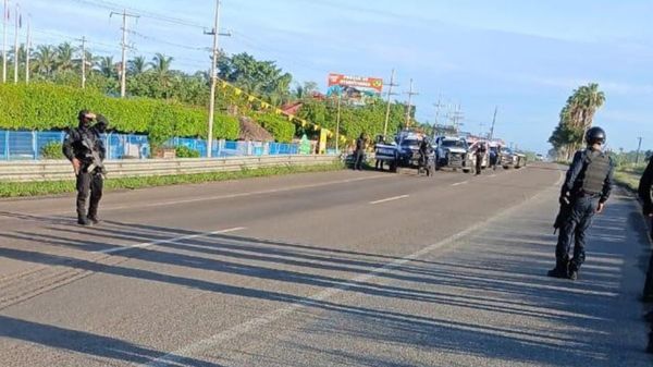 image-30 Amanecen 5 cuerpos ejecutados sobre carretera México 15 a la salida sur de Culiacan.