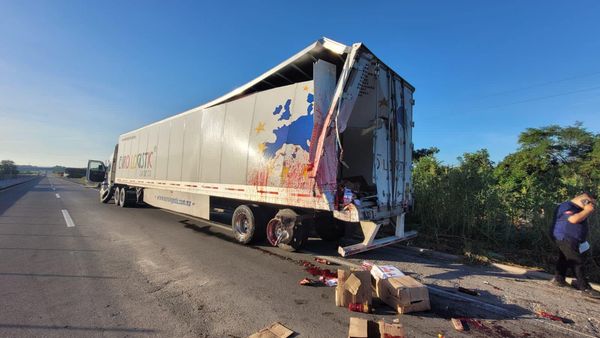 image-57 Trailer pierde el control e impacta otro tractocamion en la carretera Mazatlan - Culiacan.