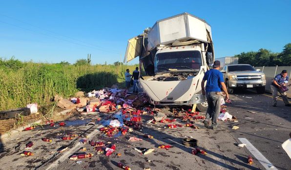 image-59 Trailer pierde el control e impacta otro tractocamion en la carretera Mazatlan - Culiacan.