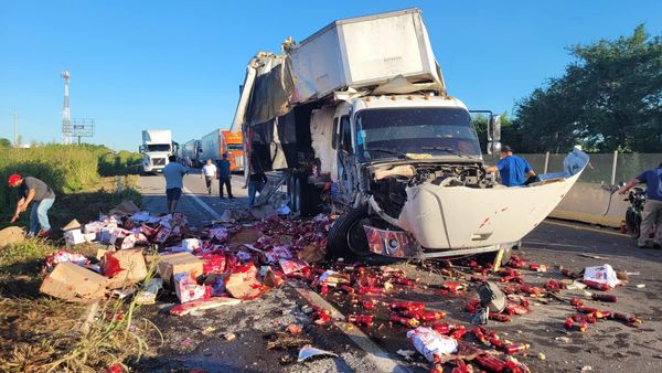 image-60 Trailer pierde el control e impacta otro tractocamion en la carretera Mazatlan - Culiacan.