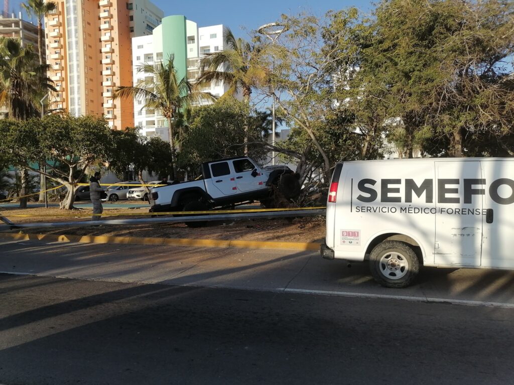 485030356_1088234926666872_6678521832821011957_n-1024x768 Lamentable | Mujer fallece tras impactar en su Jeep en Mazatlan.