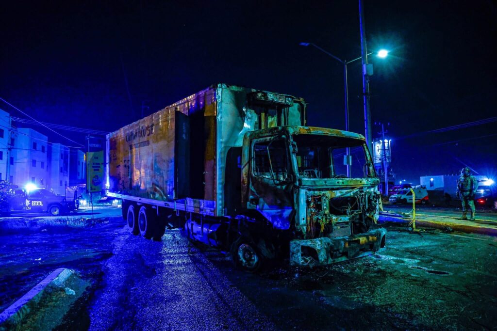 494991454_665106476500275_8163806294305239057_n-1024x683 Bloqueos e incendios; grupos delictivos paralizan carreteras en cinco municipios de Sinaloa