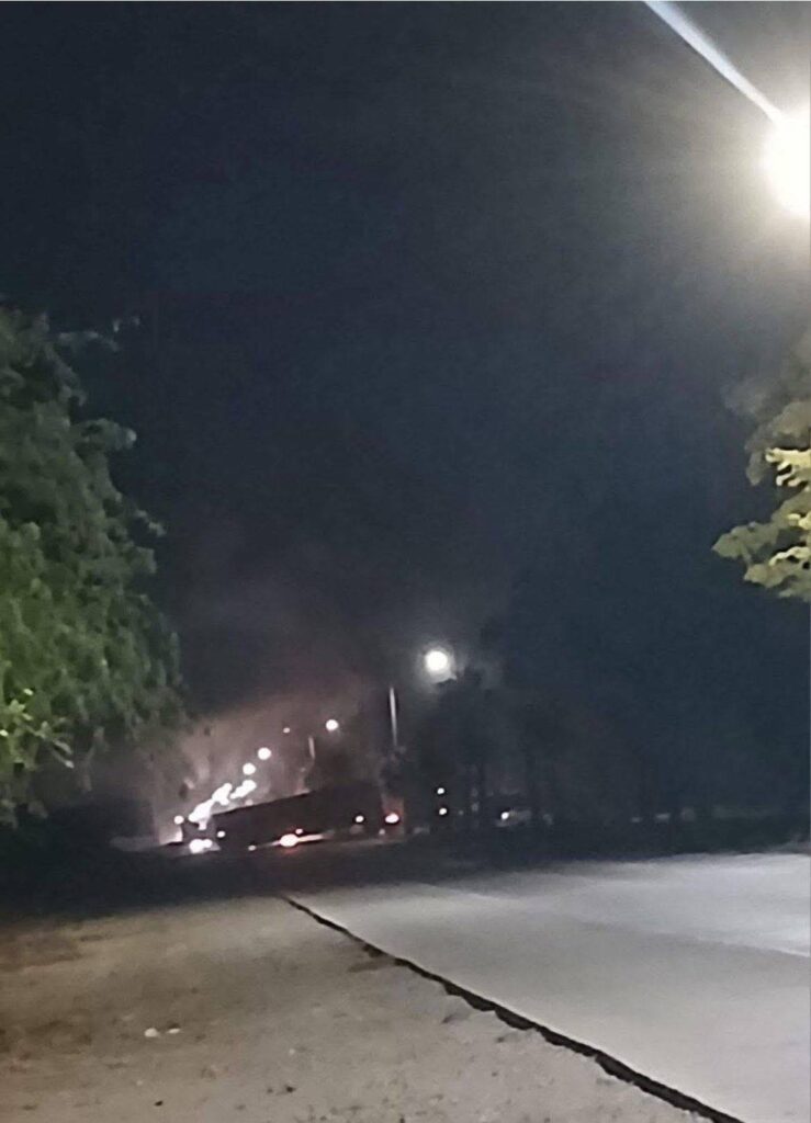 495132211_994194046202632_3580443169398630420_n-739x1024 Bloqueos, vehículos incendiados, poncha llantas, tráileres atravesados y llantas quemadas en Los Mochis.
