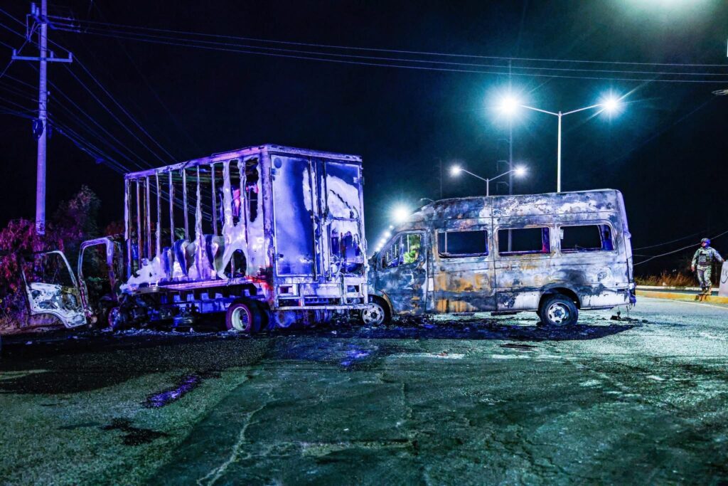 495146472_665106449833611_5479603116069744245_n-1024x683 Bloqueos e incendios; grupos delictivos paralizan carreteras en cinco municipios de Sinaloa