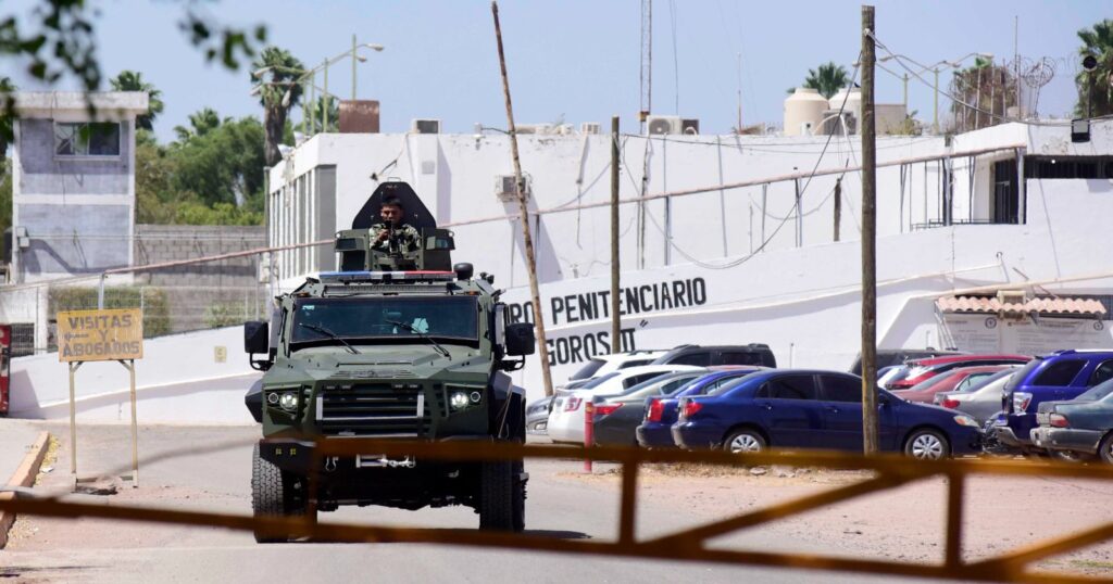495287083_707881028292619_9110211262189745906_n-1024x538 Más de 100 cuchillos, 3 machetes, 155 puntas y decenas de objetos punzocortantes más, además de otros artículos ilegales, fueron asegurados tras una revisión en el penal de Goros II, en Ahome.