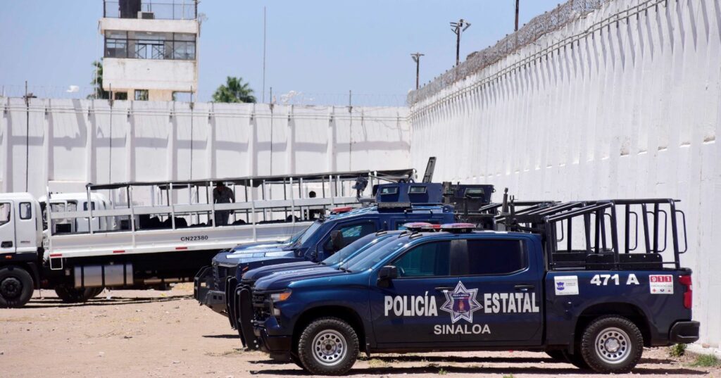496858241_707881024959286_8211250617832154180_n-1024x537 Más de 100 cuchillos, 3 machetes, 155 puntas y decenas de objetos punzocortantes más, además de otros artículos ilegales, fueron asegurados tras una revisión en el penal de Goros II, en Ahome.