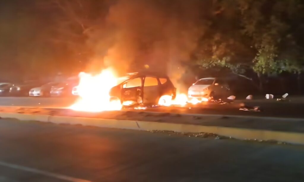 496859439_1149019923907736_8769576536648031776_n-1024x616 Bloqueos, vehículos incendiados, poncha llantas, tráileres atravesados y llantas quemadas en Los Mochis.