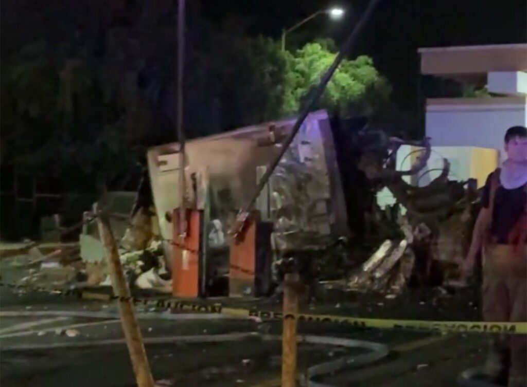 502631046_1290878379705852_2511624566491843293_n-1024x753 🚨 Tres personas pierden la vida en trágico accidente en caseta de Angostura