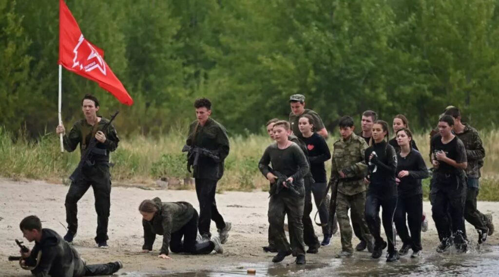 WhatsApp-Image-2025-08-26-at-2.29.25-PM-1024x569 ¿Adoctrinamiento o disciplina? Niños en Rusia asisten a campo de entrenamiento militar y aprenden tácticas de guerra